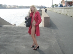 Блондинка прогуливается по набережной голой 14 фото