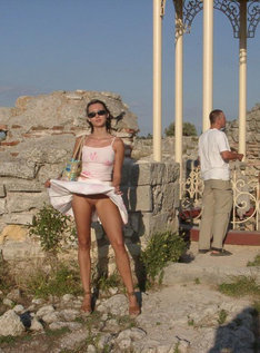 Туристка показала отсутствие трусиков под юбкой во время экскурсии