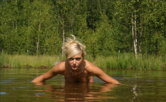 Блонда купается в озере обнаженной 3 фото