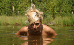 Блонда купается в озере обнаженной 4 фото