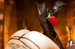 Чёрная вдова в кожаных стрингах приготовила топор и розу 12 фото
