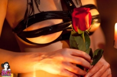 Чёрная вдова в кожаных стрингах приготовила топор и розу 20 фото