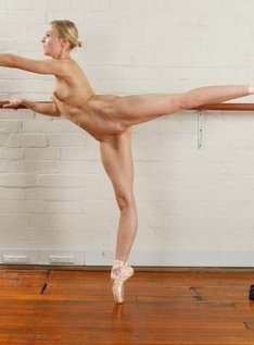 Балерины тренируются в зале без одежды