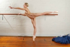 Балерины тренируются в зале без одежды 8 фото