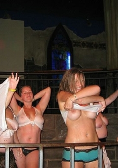 Приглашенные девушки устроили разврат на пенной вечеринке 3 фото