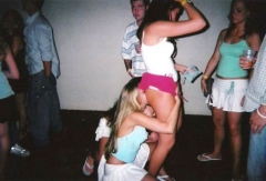 Пьяненькие девчонки разделись в клубе 6 фото