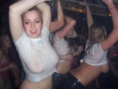 Пьяненькие девчонки разделись в клубе 10 фото