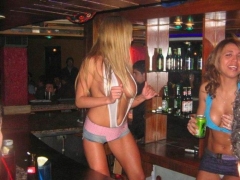 Пьяненькие девчонки разделись в клубе 15 фото
