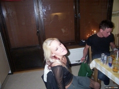 Пьяная блондинка позирует и раздевается на камеру 6 фото