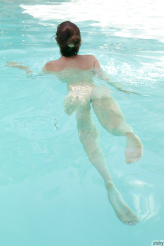 Голая Essie Halladay в бассейне 9 фото