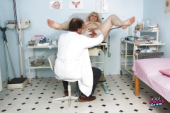 Зрелая блондинка на осмотре у гинеколога 9 фото