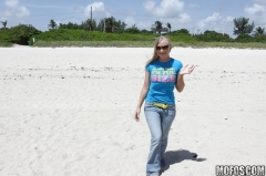 Стеснительная блондинка Бритни Брукс на пляже согласилась показать сиськи 1 фото