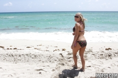 Стеснительная блондинка Бритни Брукс на пляже согласилась показать сиськи 10 фото