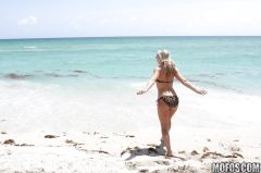 Стеснительная блондинка Бритни Брукс на пляже согласилась показать сиськи 11 фото