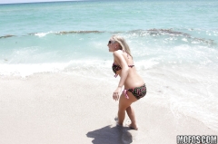 Стеснительная блондинка Бритни Брукс на пляже согласилась показать сиськи 12 фото