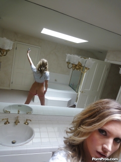 Модница Саманта Сэйнт делает эротические селфи у зеркала в ванной 10 фото