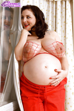 Беременная жена дразнит супруга голым телом 3 фото