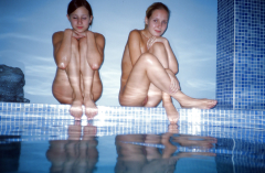 Две худышки купаются в бассейне 15 фото