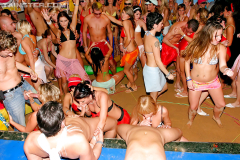 На секс-вечеринке барышням не хватало парней 12 фото