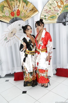 Annie Cruz и Asa Akira целый день носят под кимоно анальные затычки 1 фото