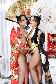 Annie Cruz и Asa Akira целый день носят под кимоно анальные затычки 4 фото