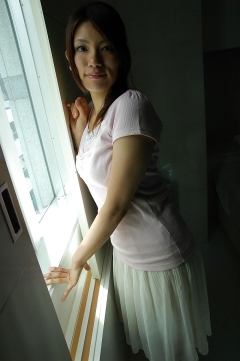 Азиатка с небритой писечкой разделась в отеле 2 фото