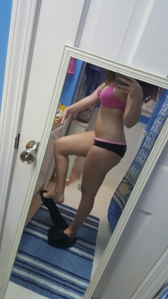 Милая девица снимает себя перед зеркалом без одежды 10 фото