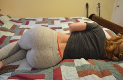 Сексапильная крошка в нижнем белье лежит на кровати 18 фото