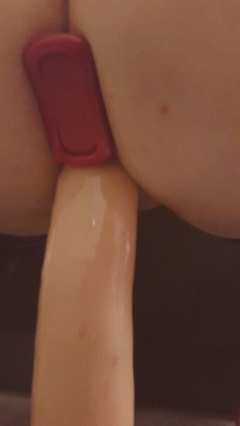 Женские вагины и анусы с секс игрушками внутри 5 фото
