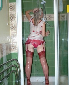 Развратные женщины прячут свои ножки под колготами и чулками 8 фото