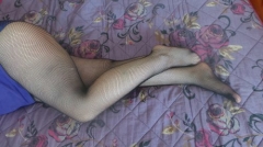 Развратные женщины прячут свои ножки под колготами и чулками 10 фото