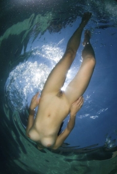 Девушки с голыми кисками под водой 10 фото