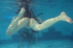 Девушки с голыми кисками под водой 14 фото
