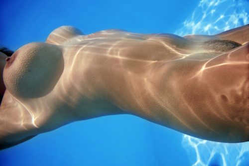 Обнаженная леди под водой - порно фото