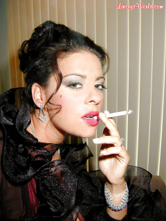 Интеллигентная дама с большими сиськами курит сигарету 5 фото