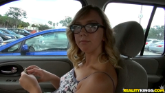 Блондинка в очках показала в автомобиле свои сиськи и пизду 6 фото