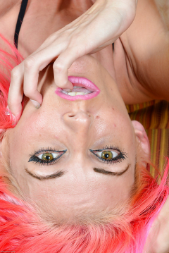 Худенькая Staci Simpson с розовыми волосами позирует на диване 5 фото
