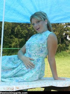 Дама на пикнике сняла платье и показала нижнее белье