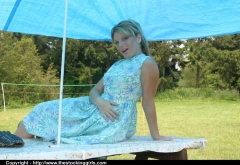 Дама на пикнике сняла платье и показала нижнее белье 1 фото