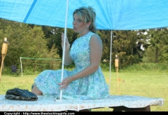 Дама на пикнике сняла платье и показала нижнее белье 2 фото