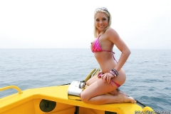 Стройная Shawna Lenee позирует на яхте в бикини 2 фото